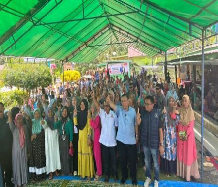 Cawagub Riau, SF Hariyanto bersama Calon Bupati Indragiri Hulu, Rezita Maylani Yopi melakukan kampanye dialogis bersama di Desa Talang Bersemi (foto/ist)